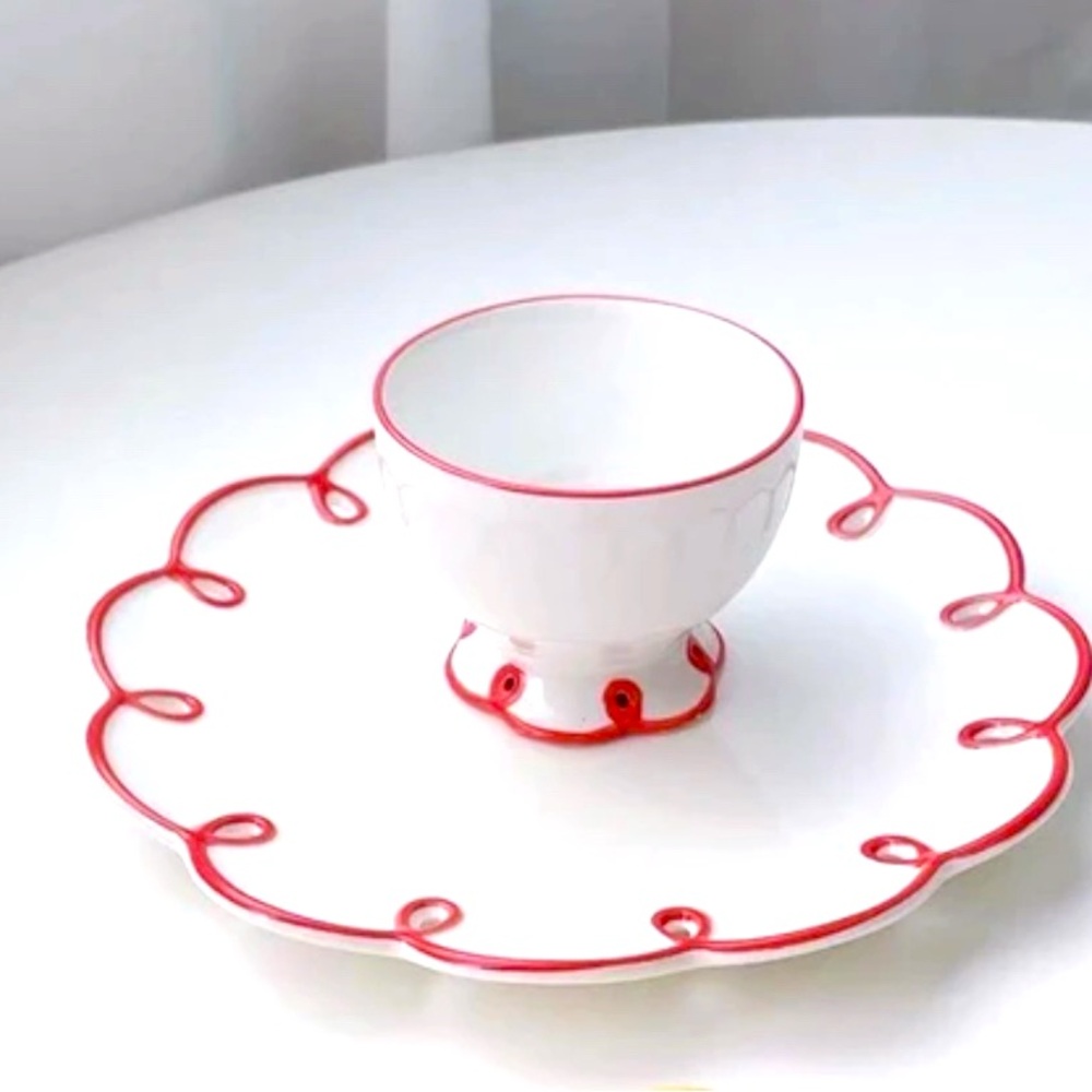 Set of 4- Crate & Barrel "Laurie" Scallop Footed Bowls with matching plates